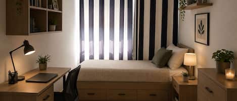 Un dormitorio con cama, escritorio, silla y estantería.