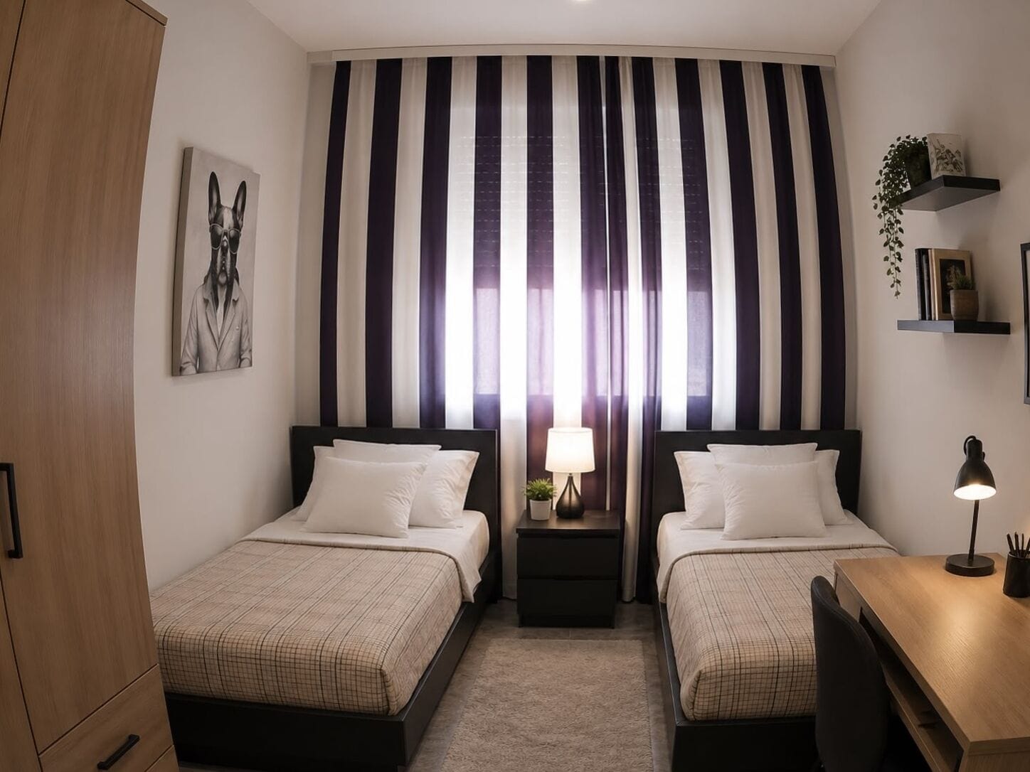 Ein Hotelzimmer mit zwei Betten, einem Schreibtisch, einem Nachttisch, einer Lampe und einem großen Fenster mit gestreifteren Vorhängen.