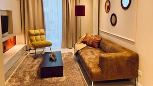 Ein modernes Wohnzimmer mit Sofa, Sesseln und Couchtisch.