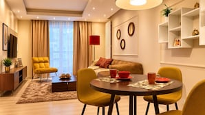 Ein modernes Wohnzimmer mit einer Couch, einem Couchtisch und gelben Stühlen.