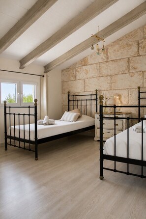 Internet, bed sheets - 8-person vacation rental in Muro with a pool (Muro)