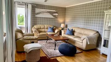 Un salon avec un canapé, une table basse, un tapis et une lampe.