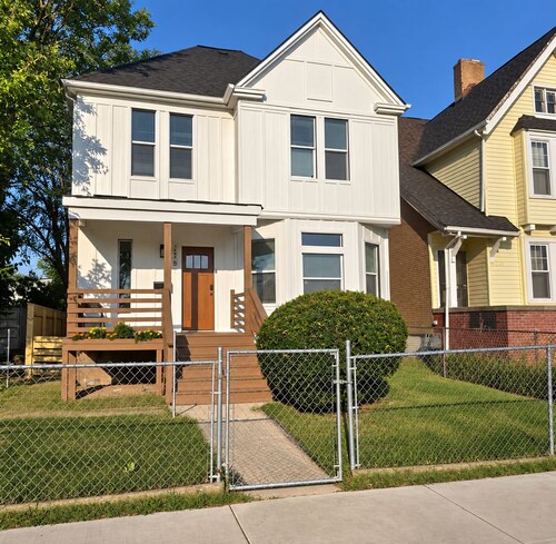 Spacious 5-bedroom house in awesome Detroit with AC