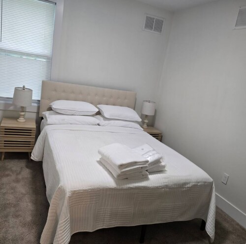 Spacious 5-bedroom house in awesome Detroit with AC
