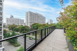 A balcony with a view of a cityscape, including high-rise buildings and a road. - Lush Home Near Varso Tower (Warsaw)