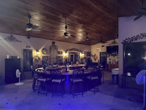 Home in center texas peaceful resort style pool bar