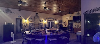 Home in center texas peaceful resort style pool bar