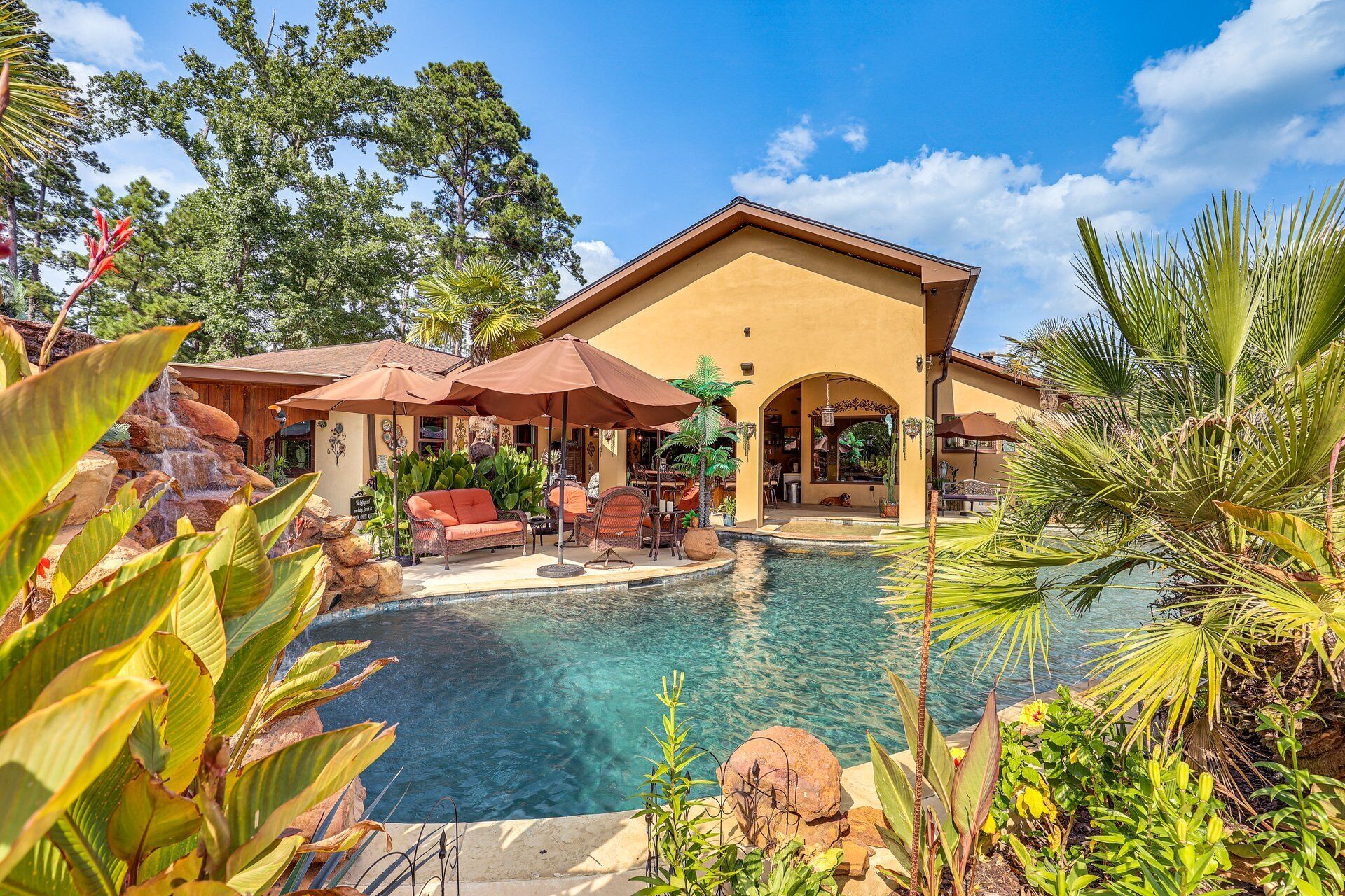 Una piscina al aire libre