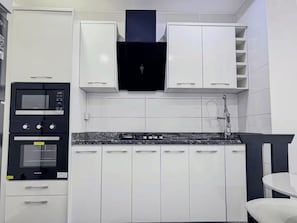 Kühlschrank, Mikrowelle, Ofen, Herdplatte