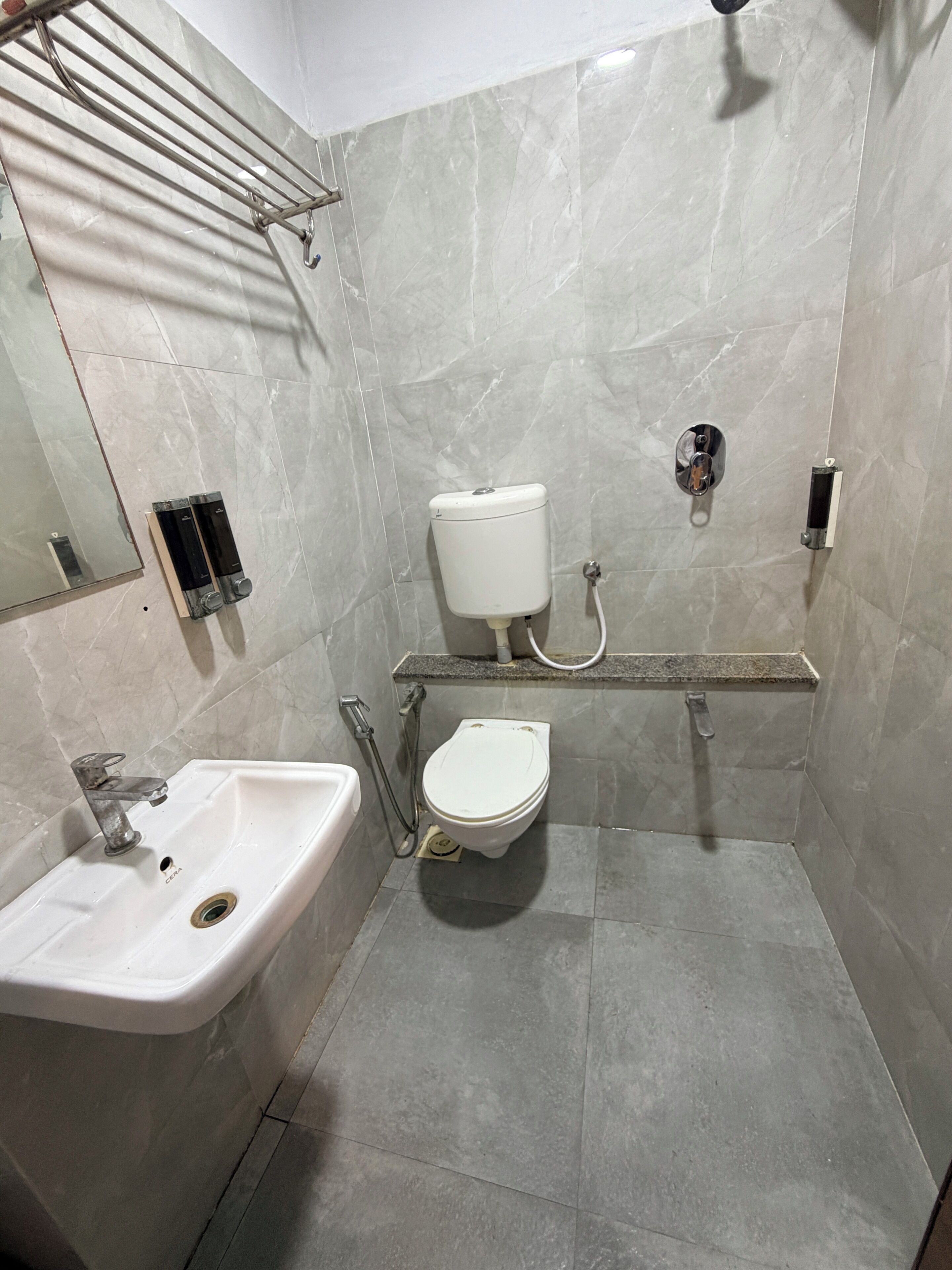 Kamar Double Deluks, pemandangan kota | Kamar mandi | Sandal, handuk, sabun, dan sampo