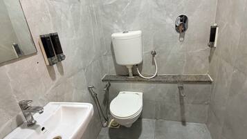 Kamar Double Deluks, pemandangan kota | Kamar mandi | Sandal, handuk, sabun, dan sampo