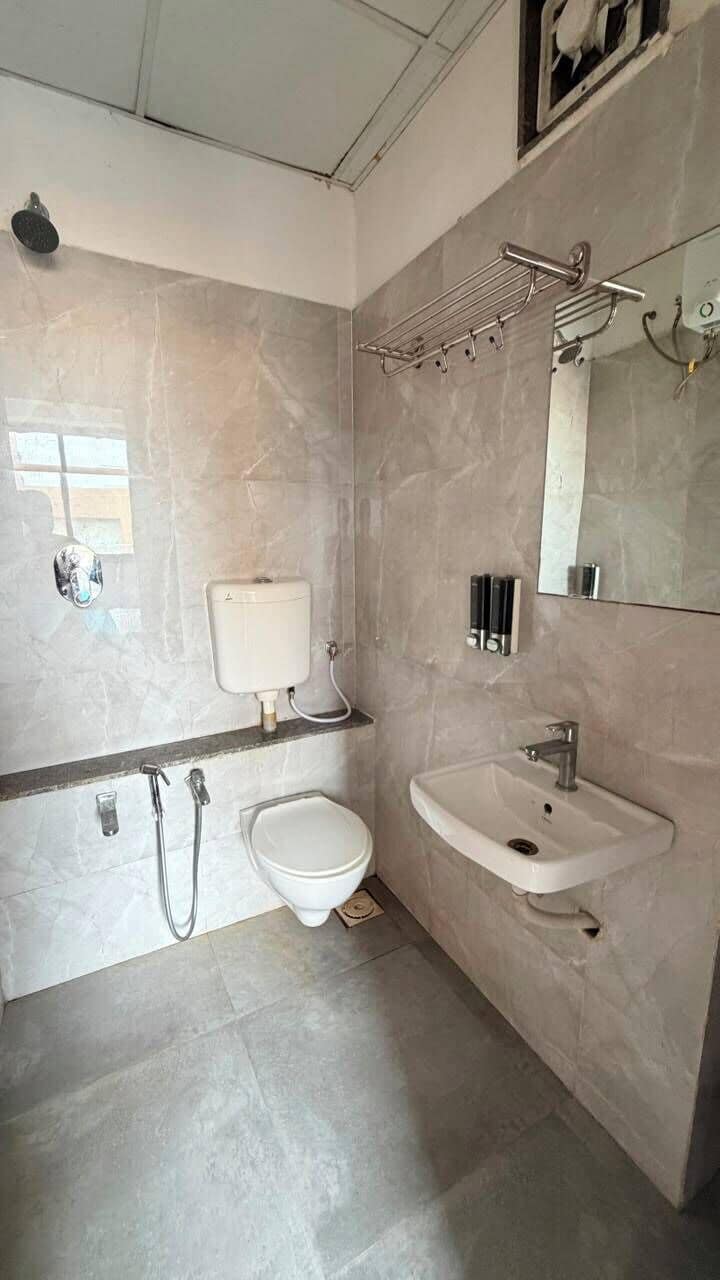 Family Room | Bathroom | Slippers, towels, soap, shampoo