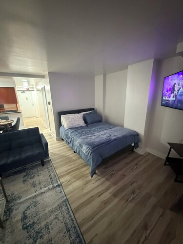  Luxury 1-bedroom condo in marvelous downtown Kansas City with many amenities