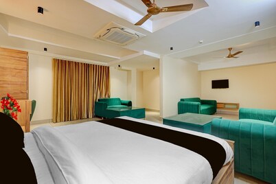 Deluxe Palette Hotel and Resort