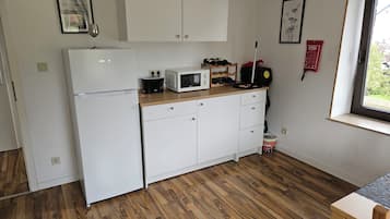 Full-sized fridge, microwave, oven, stovetop