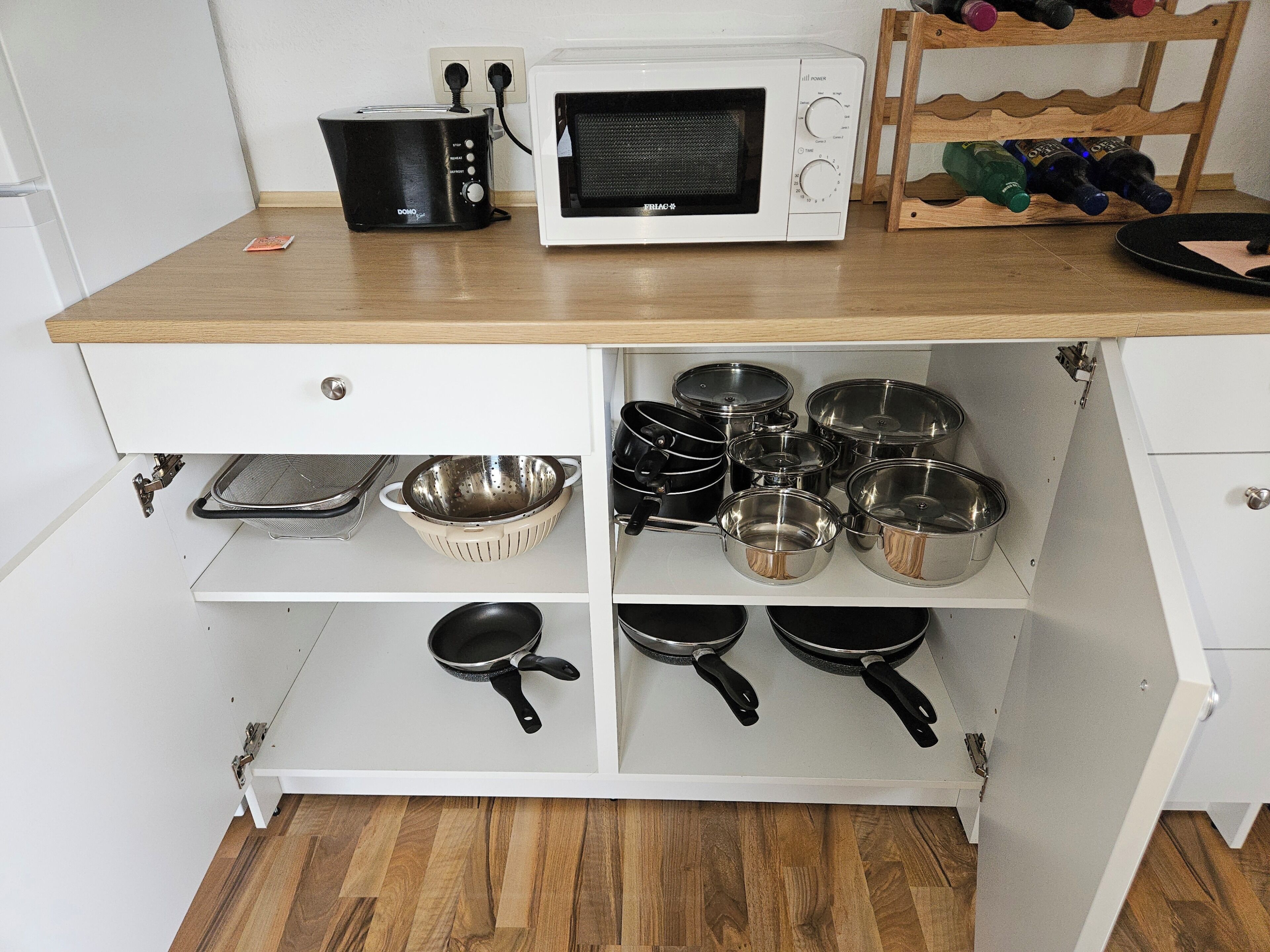 Refrigerador con freezer, microondas, horno, placa de cocina