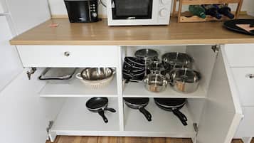 Refrigerador con freezer, microondas, horno, placa de cocina