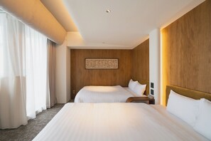 Quarto duplo luxo, 2 camas Queen, para não fumantes | Cofres nos quartos, escrivaninha, cortinas blackout, Wi-Fi de cortesia
