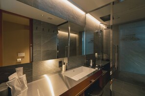 Quarto duplo luxo, 2 camas Queen, para não fumantes | Banheiro | Banheira e chuveiro separados, produtos de toalete grátis