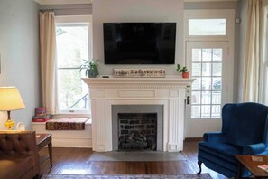 TV, fireplace - Porch swing, 1920s home, walk to live music (Clarksdale)
