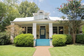 Exterior - Porch swing, 1920s home, walk to live music (Clarksdale)