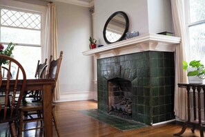 Dining - Porch swing, 1920s home, walk to live music (Clarksdale)