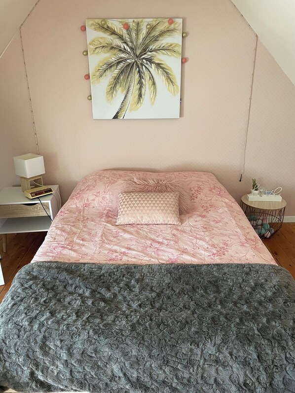 Tabla de planchar con plancha, wifi gratis, ropa de cama