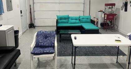 Cozy 1-bedroom barn in amazing Hampton with cool AC