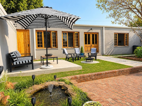 Stylish Parkhurst Cottage Walk To 4th Ave - Johannesburg