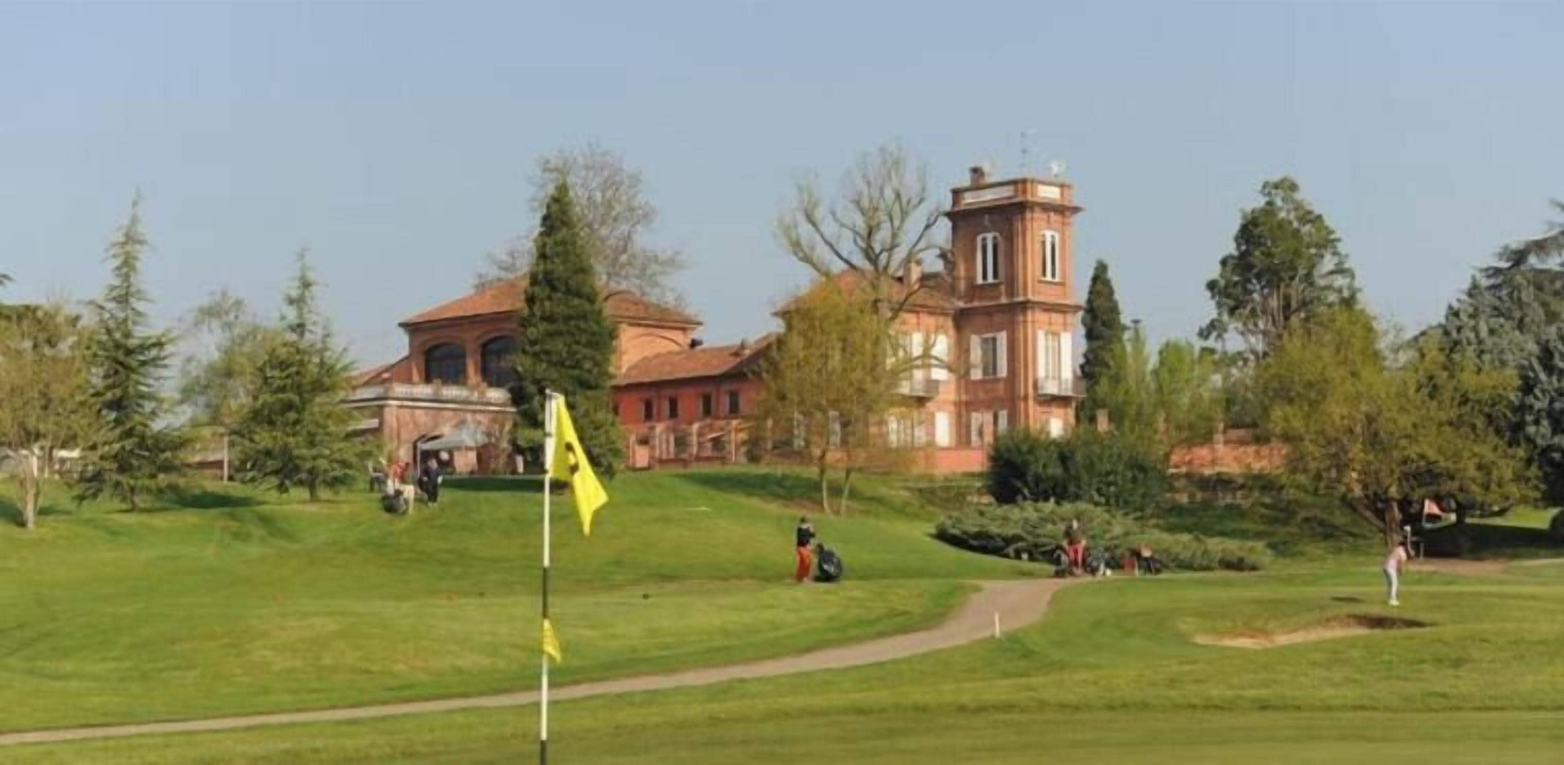 Un terrain de golf avec un bâtiment en arrière-plan.