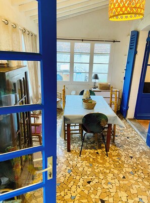 Dining - Beautiful beach beach house in Mimizan, just minutes from the ocean. (Mimizan)