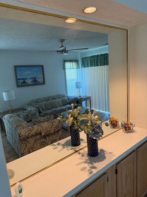 Smart TV - Enjoyable a 2-bedroom condo with AC in vibrant Myrtle Beach, South Carolina (Myrtle Beach)