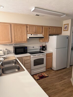 Private kitchen - Enjoyable a 2-bedroom condo with AC in vibrant Myrtle Beach, South Carolina (Myrtle Beach)