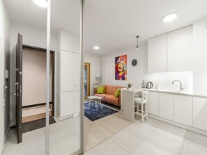Eine moderne Wohnung mit Küchenzeile, Essbereich und Wohnbereich.