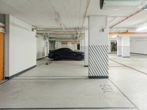 Eine Parkgarage mit einem blauen Auto in Parkfeld 103.