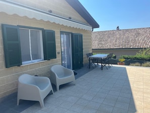 Outdoor dining - New house, sleeps up to 6, with outdoor space, a private garden, and parking (Sanremo)