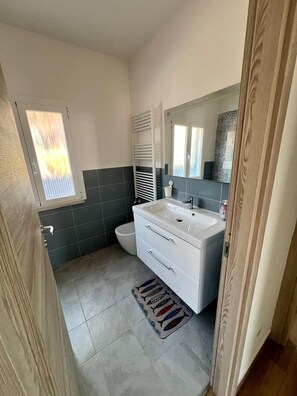 Doccia, asciugacapelli, bidet, asciugamani