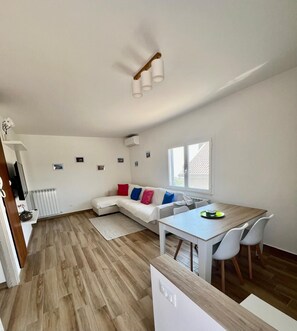 Living area - New house, sleeps up to 6, with outdoor space, a private garden, and parking (Sanremo)