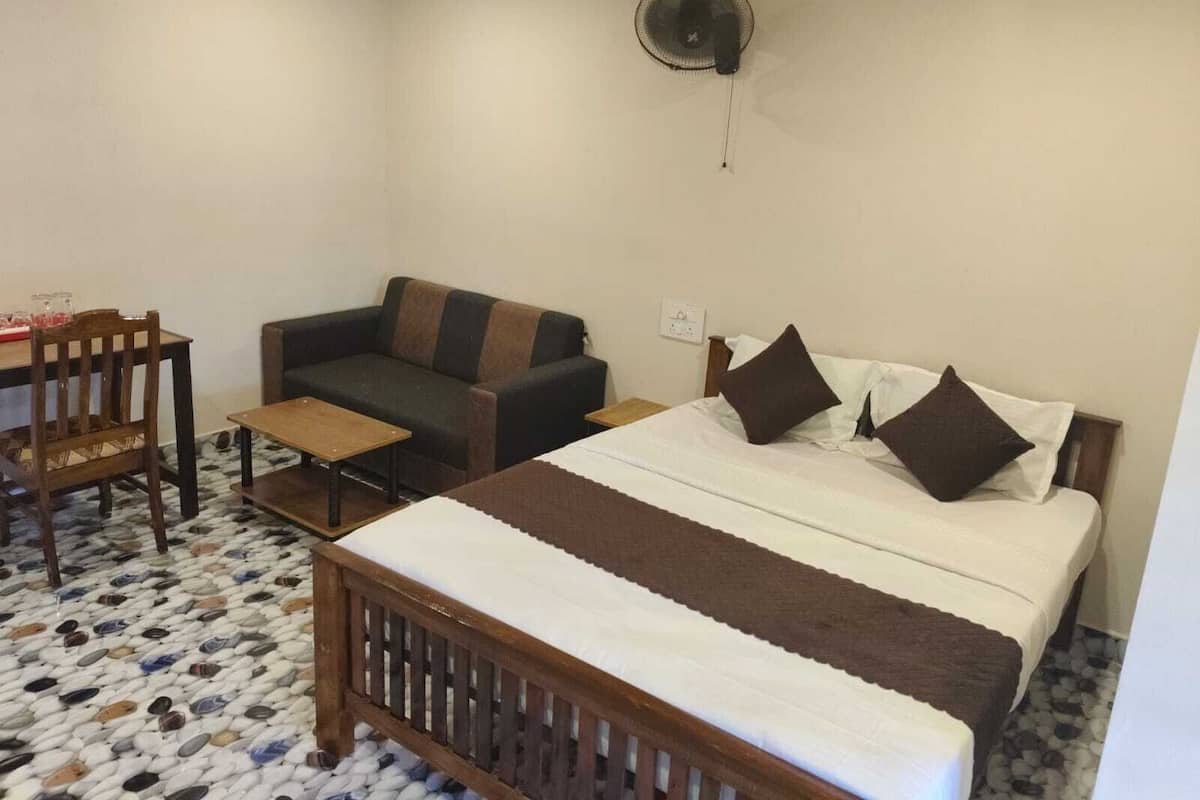 Quarto casal luxo | Escrivaninha, espaço de trabalho para notebook, Wi-Fi de cortesia