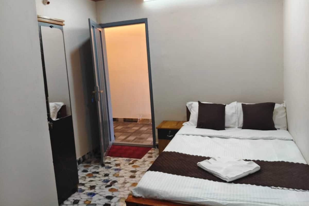 Quarto casal econômico | Escrivaninha, espaço de trabalho para notebook, Wi-Fi de cortesia