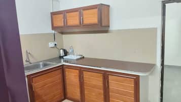 Habitación económica con 2 camas individuales | Cocina privada