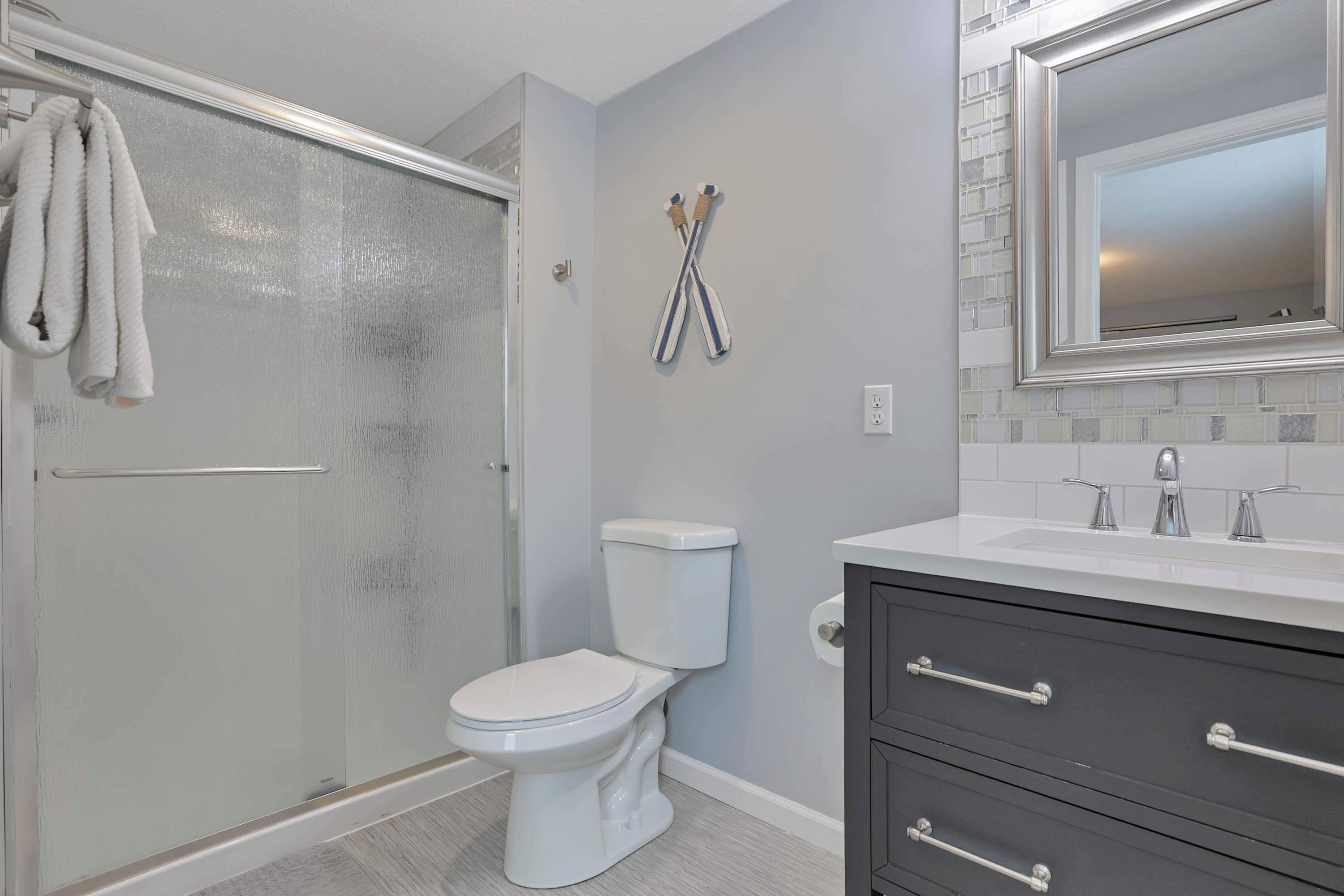 Shower, hair dryer, towels