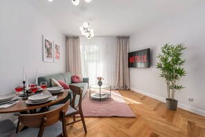 Apartment | Dining - Stay Near Park & Cafes (Warsaw)