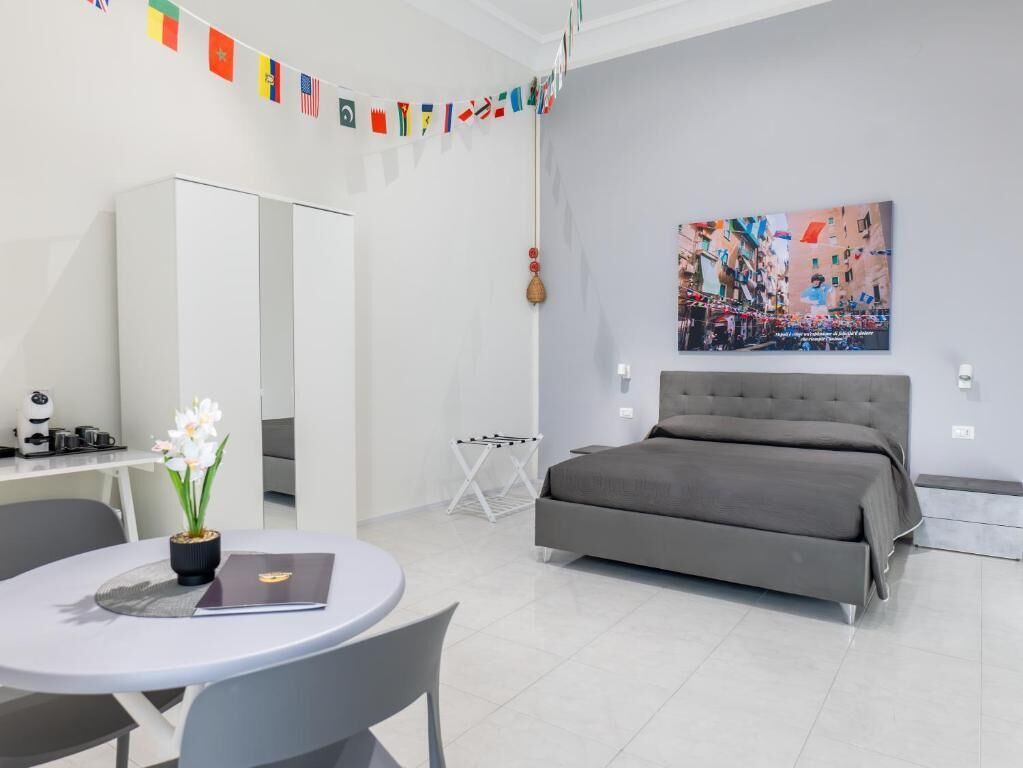 Suite, balkon, uitzicht op de stad | Een kluis op de kamer, een bureau, een laptopwerkplek