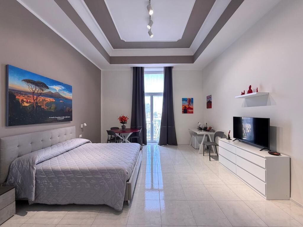 Suite, 1 queensize bed met slaapbank, balkon, uitzicht op de stad | Een kluis op de kamer, een bureau, een laptopwerkplek