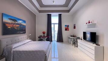 Suite, 1 queensize bed met slaapbank, balkon, uitzicht op de stad | Een kluis op de kamer, een bureau, een laptopwerkplek
