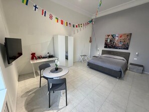Een kluis op de kamer, een bureau, een laptopwerkplek
