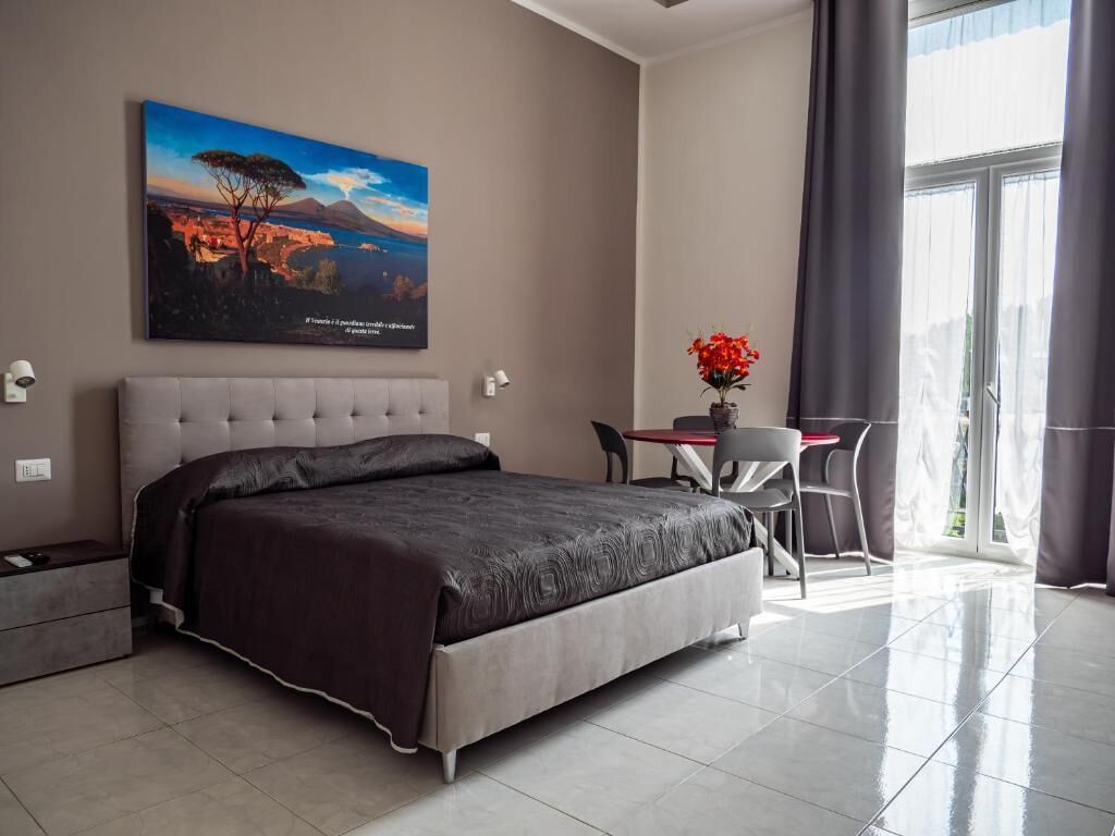Suite, 1 queensize bed met slaapbank, balkon, uitzicht op de stad | Een kluis op de kamer, een bureau, een laptopwerkplek