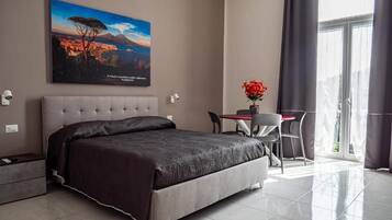 Suite, 1 queensize bed met slaapbank, balkon, uitzicht op de stad | Een kluis op de kamer, een bureau, een laptopwerkplek