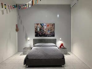 Een kluis op de kamer, een bureau, een laptopwerkplek